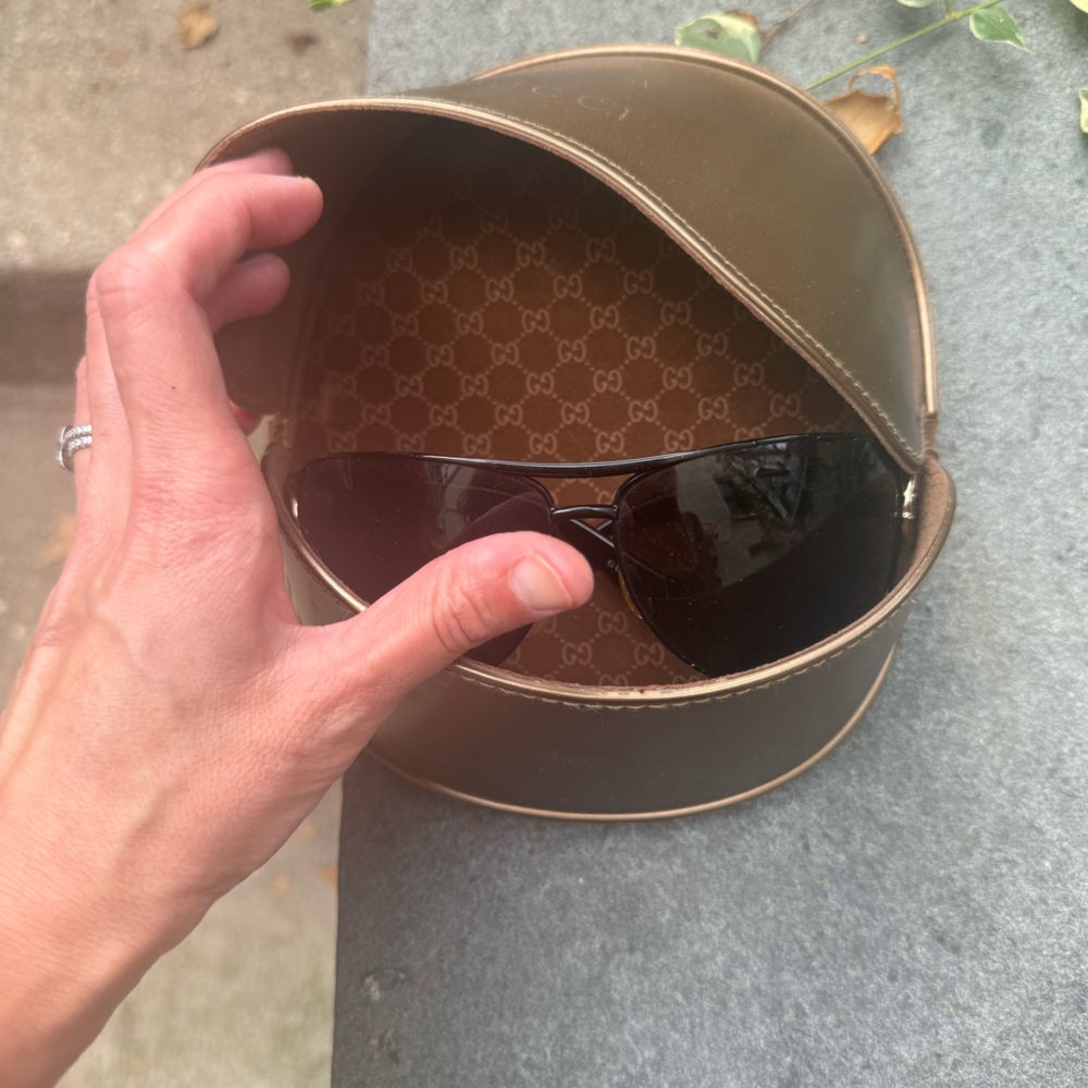 Gorgeous Gucci gold and black sunglasses EUC with case - Picture 3 of 7